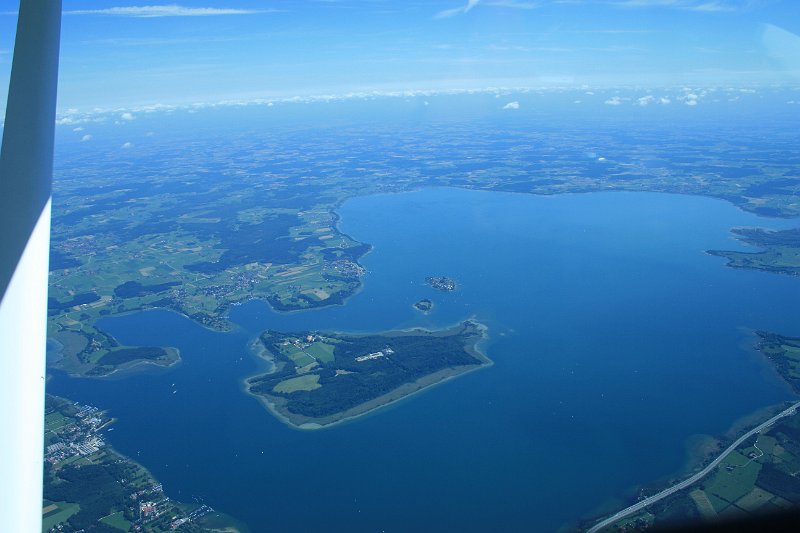 002.JPG - Anflug über den Chiemsee...