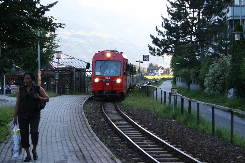 009.JPG - Nach der Landung mit der Bimmelbahn in den Ortskern von Zell.