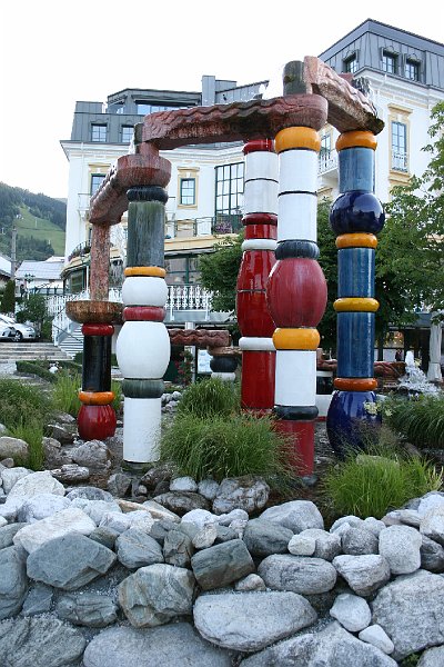 012.JPG - Die Skulptur von Hunderwasser.