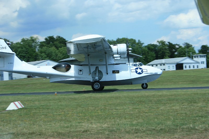 022.JPG - Der hat das richtige Flugzeug für so ein Wetter.