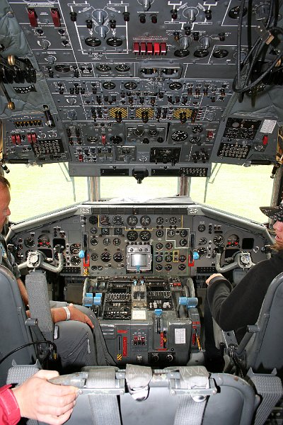 051.JPG - Auch im Cockpit...