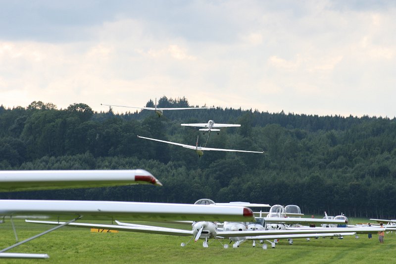 115.JPG - Anstellen zum Abflug.