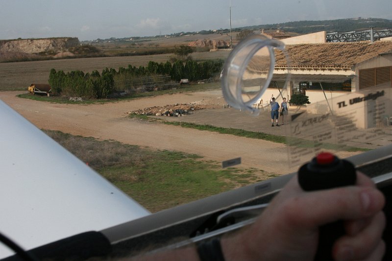 IMG_2757.JPG - Blick auf das Flugplatzgebäude.